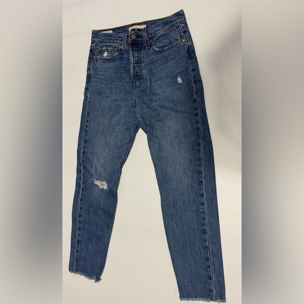 ‼️SOLD‼️Levi’s Women’s Wedgie Straight Leg Raw Hem | Size 27